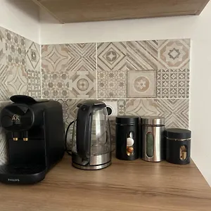  Appartement Au Calme Proche Centre-ville, Renove Avec Equipements Neufs Et Parking Prive France